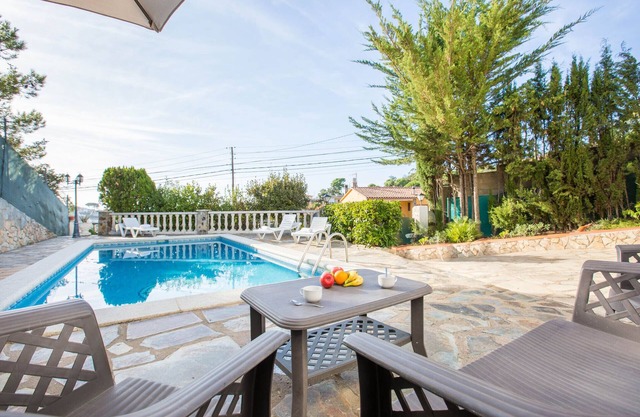 2CON01 - Cozy 4 bedroom house with garden and private pool located in a quiet area