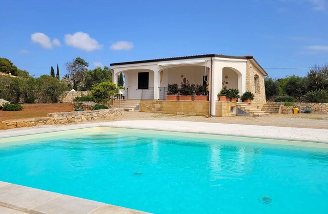 2km from the beaches: nice villa with pool