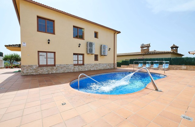 2MARINA01 - House with a private pool in a residencial area