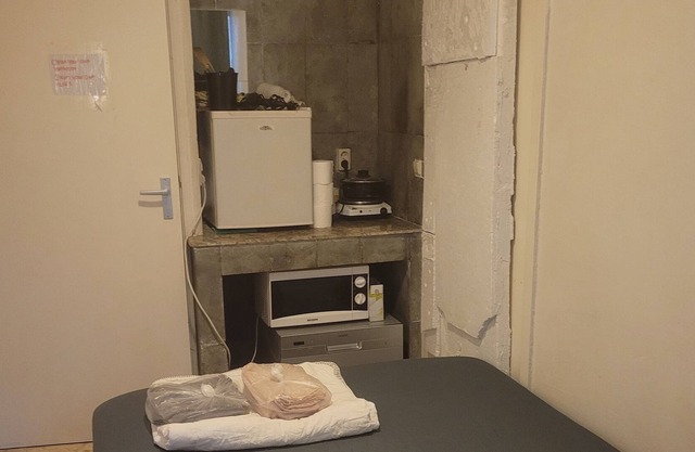 2mx3m bedroom +1mx1m bathroom near metro Van der Madeweg station