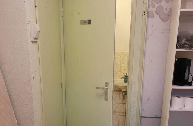2mx3m unit near metro station van der Madeweg