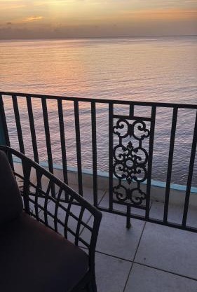 2nd Floor Beachfront Sleeps 6 Walkable Snorkeling