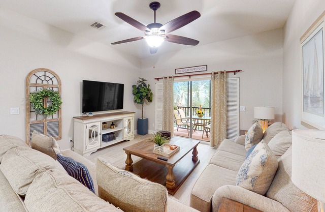 2nd floor condo w/gym, near theme parks, shared pools, balcony, tennis court
