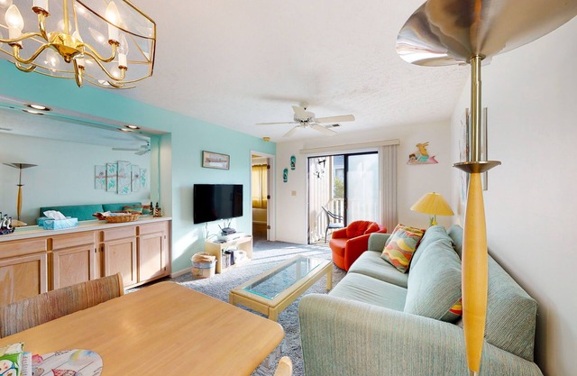 2nd-floor condo with pool, hot tub, tennis, & screened balcony - near beach
