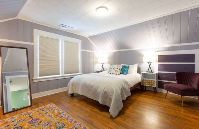 2nd Floor Retro Apartment In Historic Neighborhood. Dog friendly!