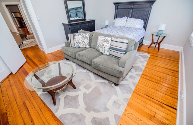 2nd floor Spacious Downtown Getaway- Across from US Naval Academy
