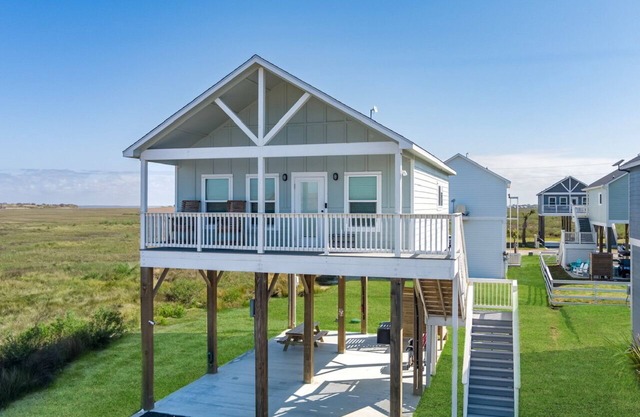 2nd Life - Charming house close to the beach with community pool & playground