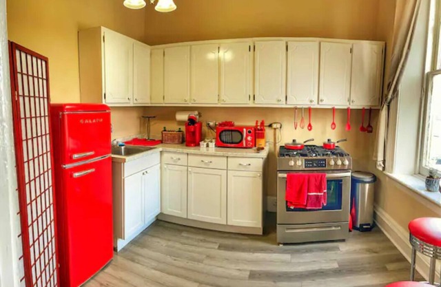 2nd Story Historic Downtown 2BR with Modern Amenities