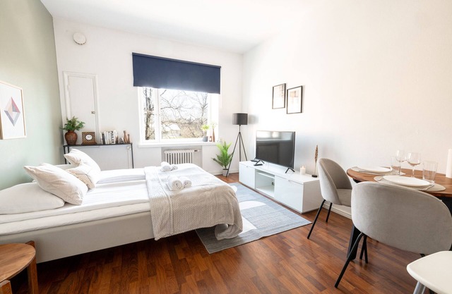 2ndhomes Cozy Apartment with Park View