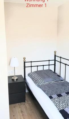 2x Monteurwohnung 1x 2 kleine Einzelzimmer 1x Doppelbett und Schlafcouch im Wohnbereich