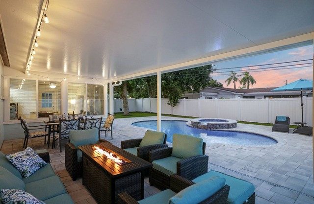 3/2 Oasis w/Private Heated Pool, Spa + Office. 8 Min to Beach. Pet Friendly!