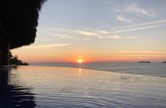 3,400 sqft OCEANFRONT 3 BDR 4 BTR AMAZING CONDO. 900SQFT TERRACE STUNNING VIEWS