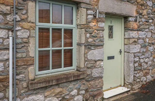3 BANK END, family friendly, character holiday cottage in Ingleton