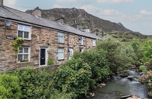 3 BARLWYD TERRACE, pet friendly, with open fire in Blaenau Ffestiniog