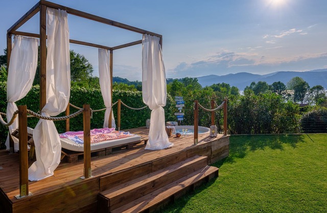 3 BDR, 3 BTHR, 2Floor Villa with Private Garden, Jacuzzi, BBQ overlooking Lake