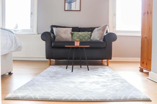 3 BDR Entire Home Sleeps Up to 5 Contractors & Families Long or Short Stay Free WiFi & Parking