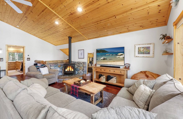 3 BDR Hidden Gem Minutes from Lake Tahoe Beaches and Ski Resorts!