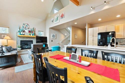 3 BDR Retreat Cozy Home with Private Hot Tub