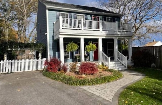 3 bdrm close to city center, great yard & parking!