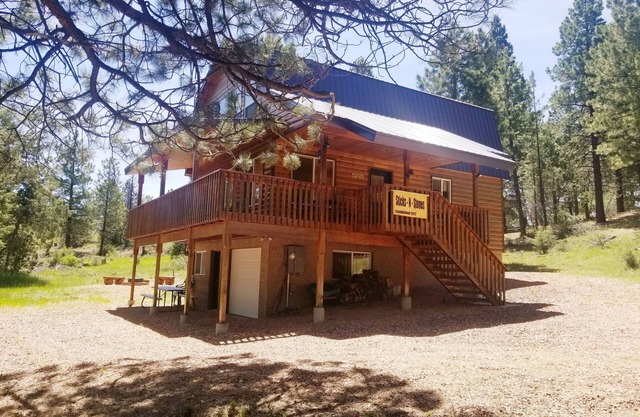 3 BDRM comfy cabin - centrally located to Bryce & Zion. Central air and Heating
