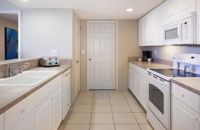 3 Beachfront Suites: Kitchen, Balcony & Free Parking Included!
