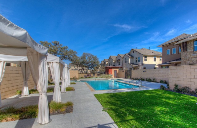 3 bed 2.5 bath Town home, Walk to light train, easy access to downtown Austin!