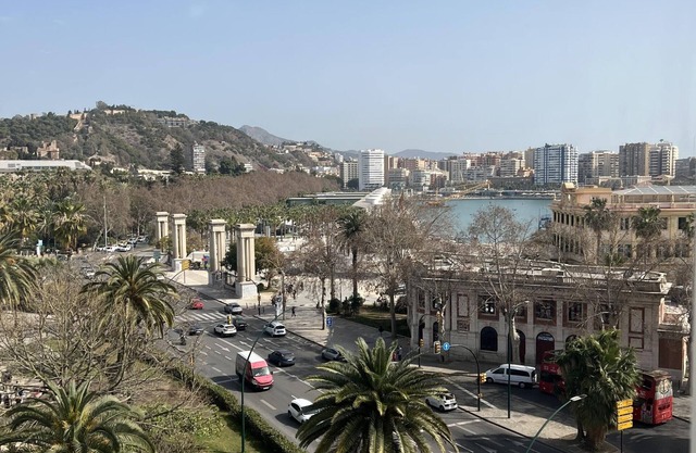 3-bed, 2-bath apartment, equipped kitchen, central Malaga