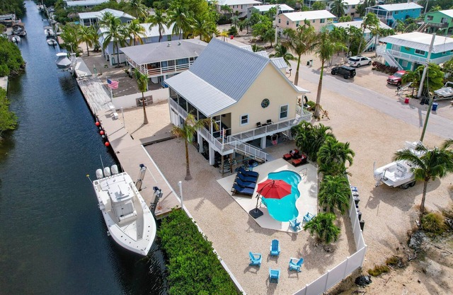 3 Bed/2 Bath Canal Front Home in Ramrod Key 80' Dock and Pool