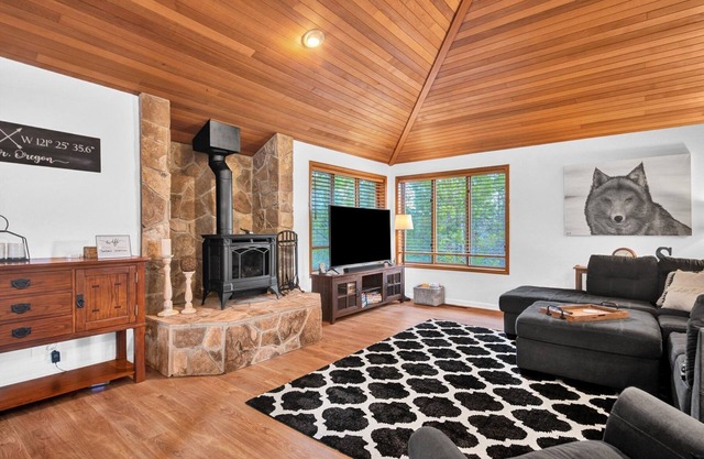 3 Bed, 2 Bath, Hot Tub, Recreation Passes - Tan Oak 2