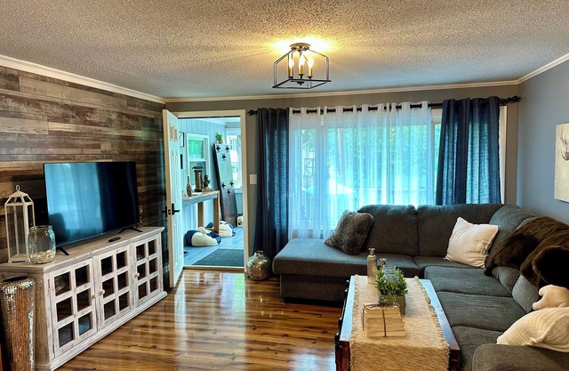 3 bed 2 bath house in Conway. Minutes to Conway center and outlets. Super cozy.