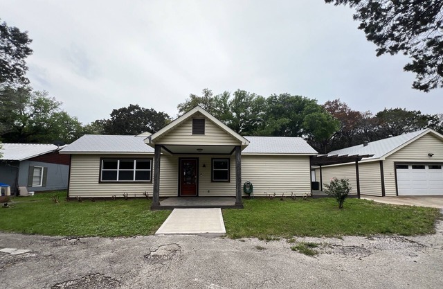 3 bed, 2 bath walking distance from Lake Whitney and the Whitney Ridge resort!