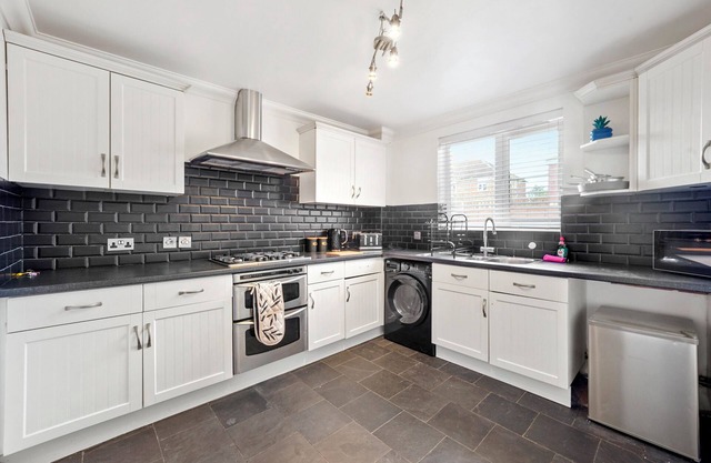 3 Bed Detached/parking/Hot tub