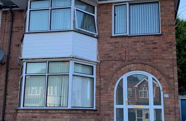 3 Bed House Birmingham, with parking and good transport links