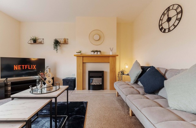 3 Bed House in City Centre - FREE Parking - Contractor & Family - Sleeps 7!