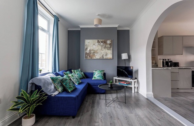 3 Bed House - Sleeps 5 - Parking - Wifi