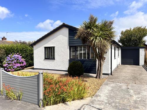 3 Bed House - Sleeps 5 - Pets - Garden - Parking