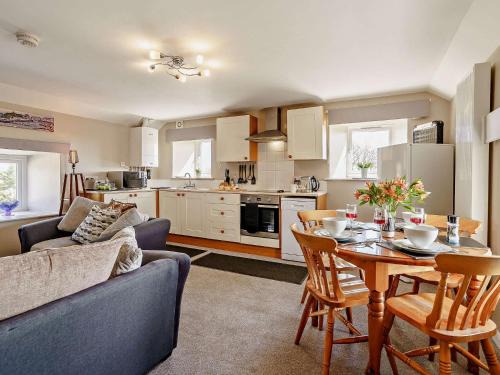 3 Bed in Cosheston 90732