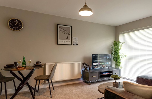 3-Bed Solihull Contractor Accommodation Parking NEC BHX JLR