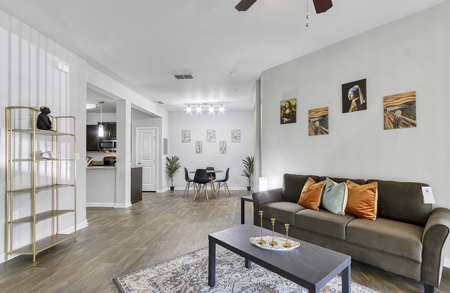 3 Bed Stylish Oasis+Fast WiFi+Pool+Gym