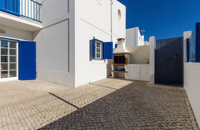 3 bedroom villa on the 1st line of beach and Wi-Fi by AlgarveManta (14V3)