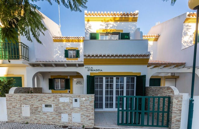 3 bedroom villa with patio and WIFI by AlgarveManta (55V3)