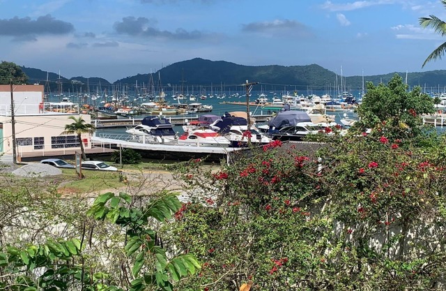 3-bedroom house in charming Saco da Ribeira Ubatuba with AC, WiFi, front water