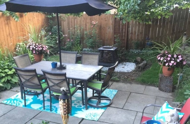 3 Bedroom 1 Bath Amazing Backyard - 1 min walk from the Trolley (leads downtown)