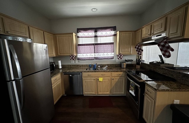 3 bedroom/2.5 bath. Fully Furnished!