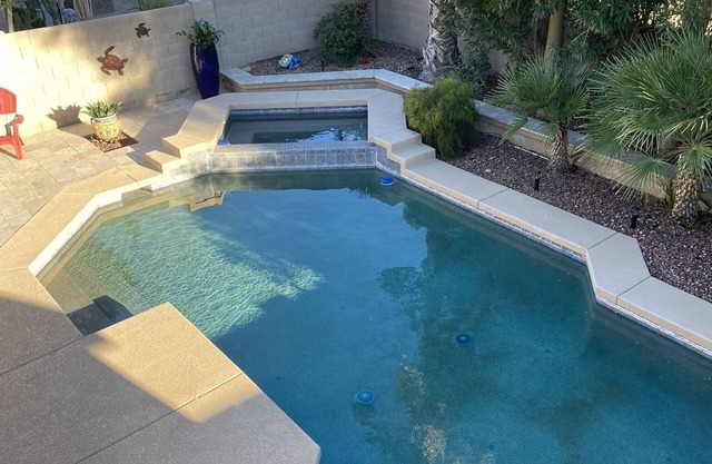 3 Bedroom 2.5 Bath With Hot Tub & Heated Pool! Outside BBQ Area with Fire Pit!