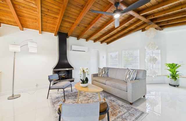 3 Bedroom/2 Bath Beachside House with Hot Tub!