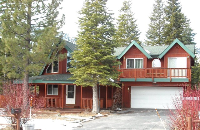 3 bedroom 2 bath Tahoe Chalet style home in a quiet neighborhood sleeps 8