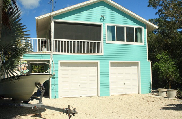 3 Bedroom 2 Bath Canal front home with Great Boating
