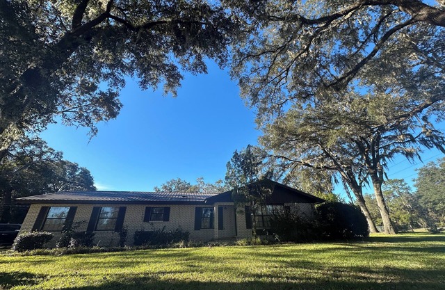 3-bedroom 2 bath house with in ground pool