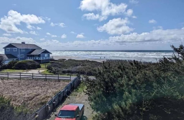 3 bedroom, 2 bathroom virtually beach front